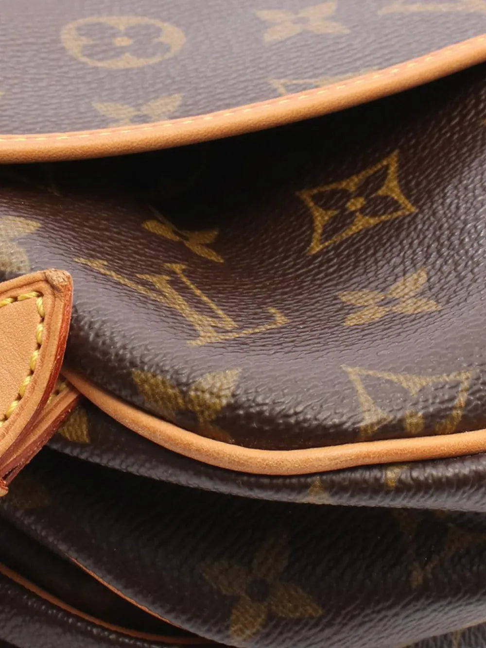 Pre-OwnedLouis Vuitton Pre-Owned2004 Monogram Saumur 30 crossbody bag