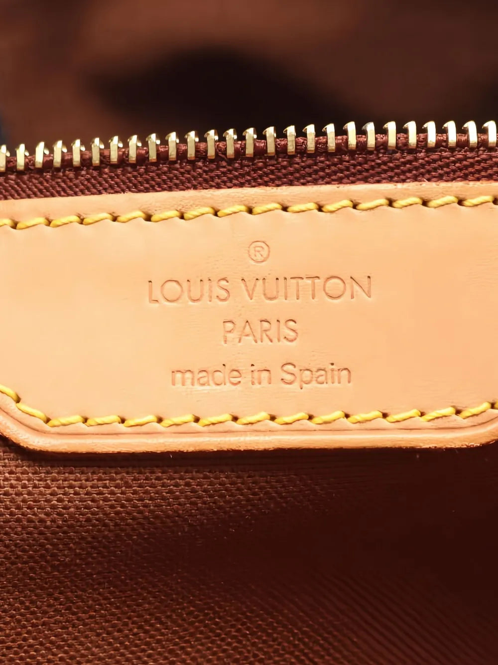 Pre-OwnedLouis Vuitton Pre-Owned2005 monogram aves shoulder bag