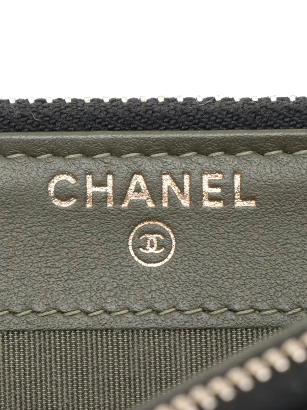 Pre-OwnedCHANEL Pre-Owned2016-2017 Small Quilted Caviar Boy Clutch With Chain crossbody bag