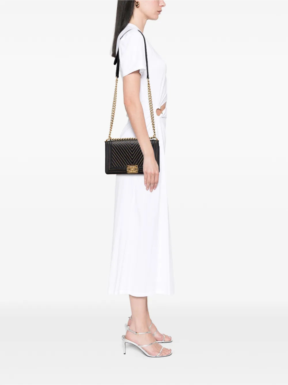 Pre-OwnedCHANEL Pre-Owned2016-2017 Old Medium Chevron Lambskin Stitched Boy Flap crossbody bag