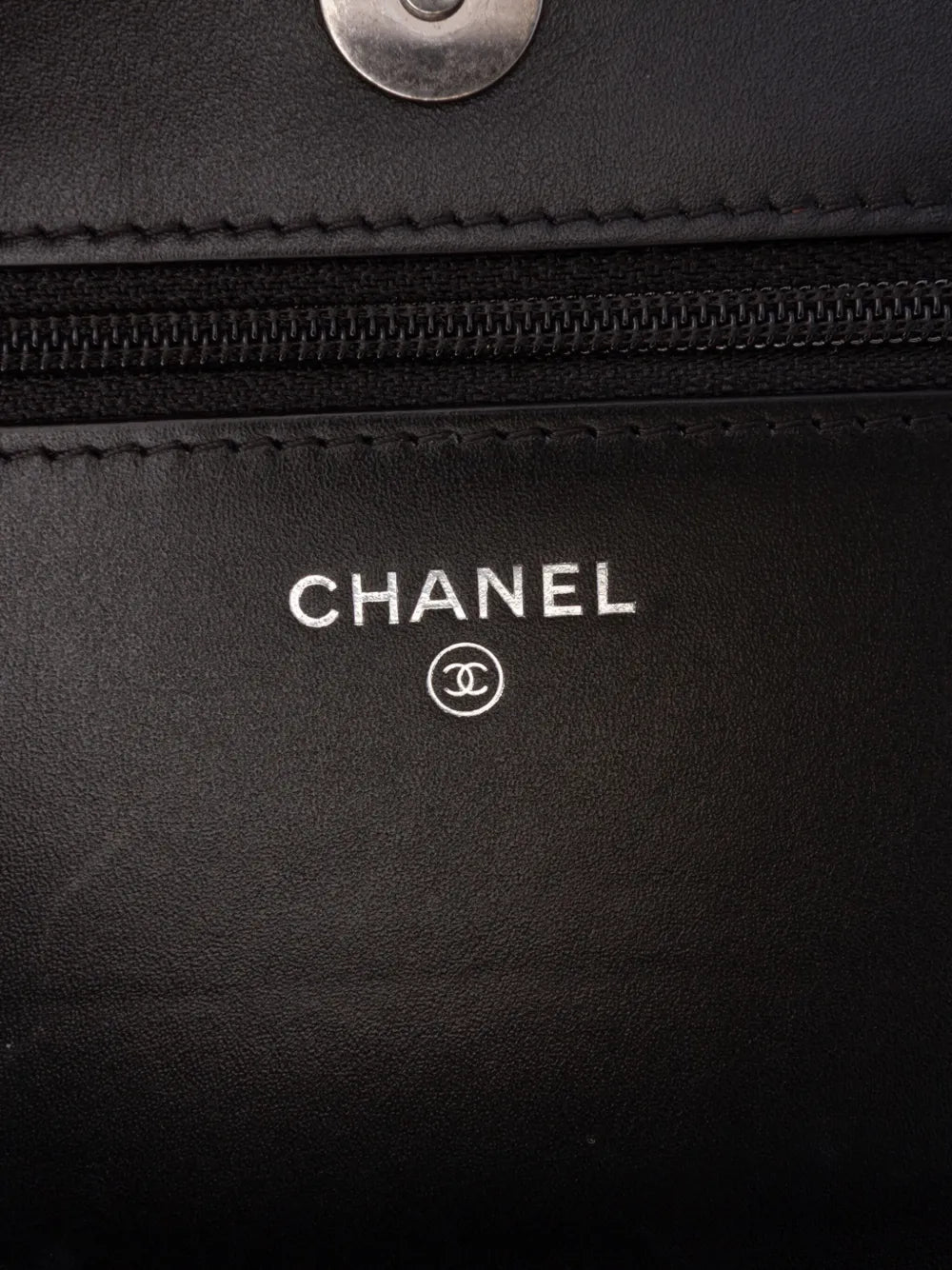 Pre-OwnedCHANEL Pre-Owned2019 Calfskin Chain 20s Signe Wallet on Chain crossbody bag
