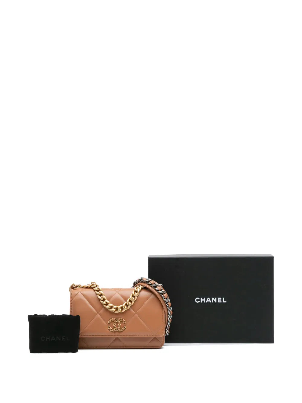 Pre-OwnedCHANEL Pre-Owned2021-2025 Quilted Lambskin 19 Wallet on Chain satchel