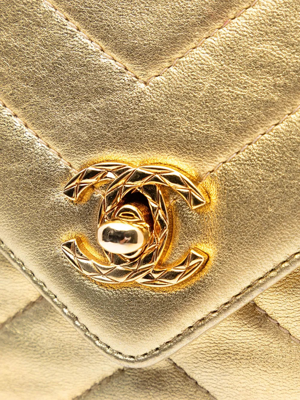 Pre-OwnedCHANEL Pre-Owned1991-1994 Chevron Metallic Lambskin Tassel Chain Camera Bag crossbody bag