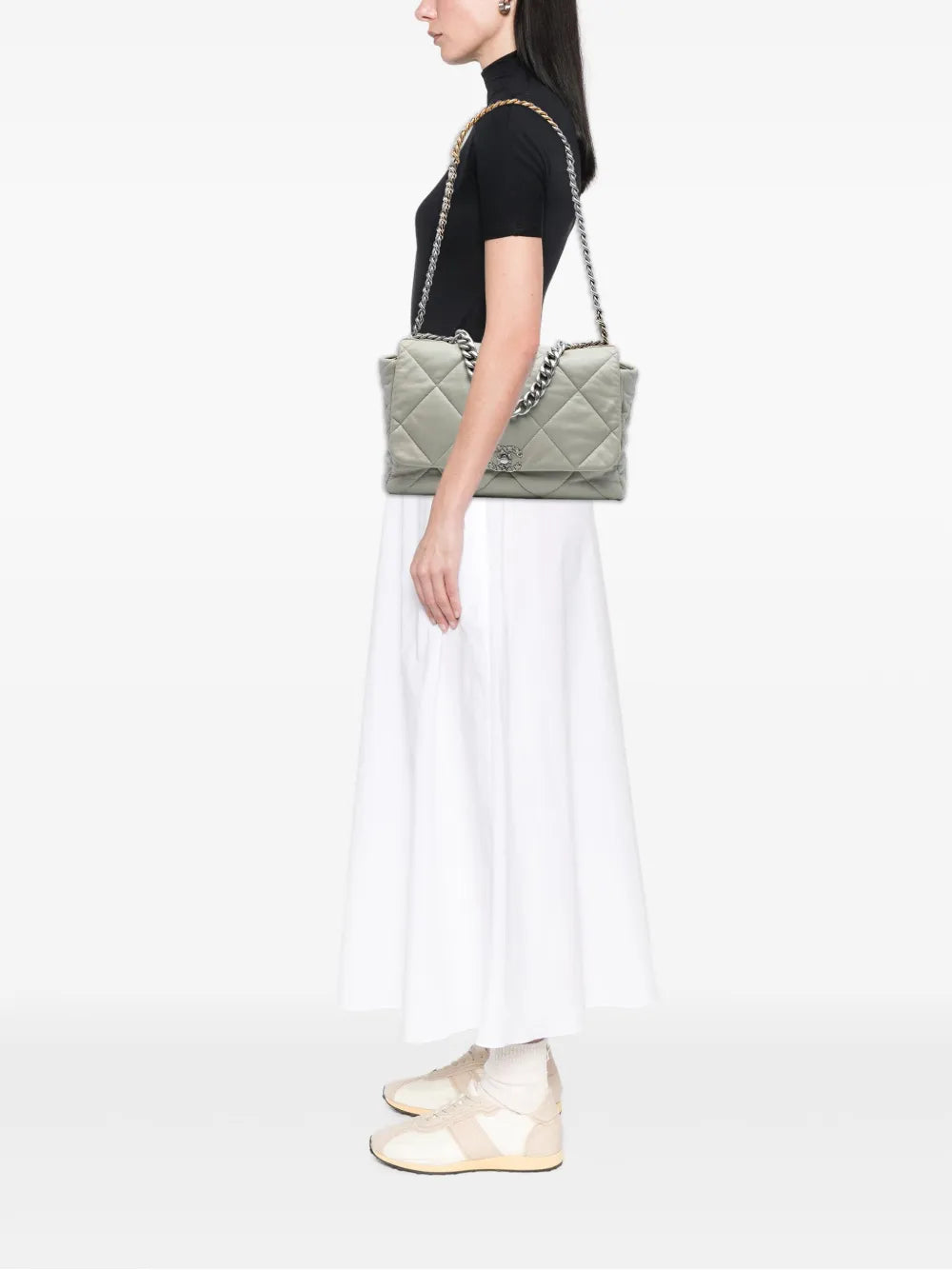 Pre-OwnedCHANEL Pre-Owned2021-2025 Maxi Lambskin 19 Flap satchel
