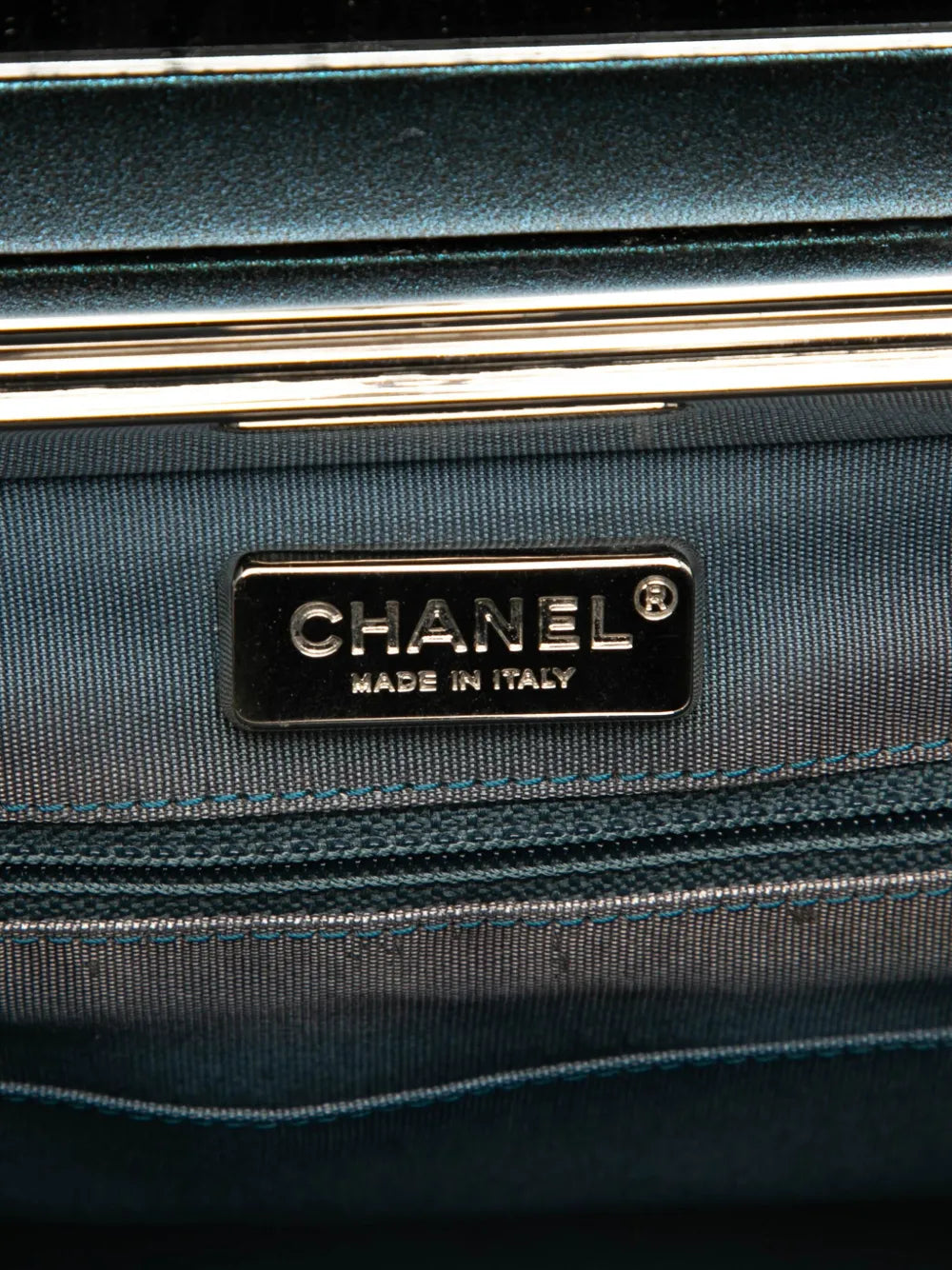 Pre-OwnedCHANEL Pre-Owned2016-2017 CC Metallic Calfskin vanity bag