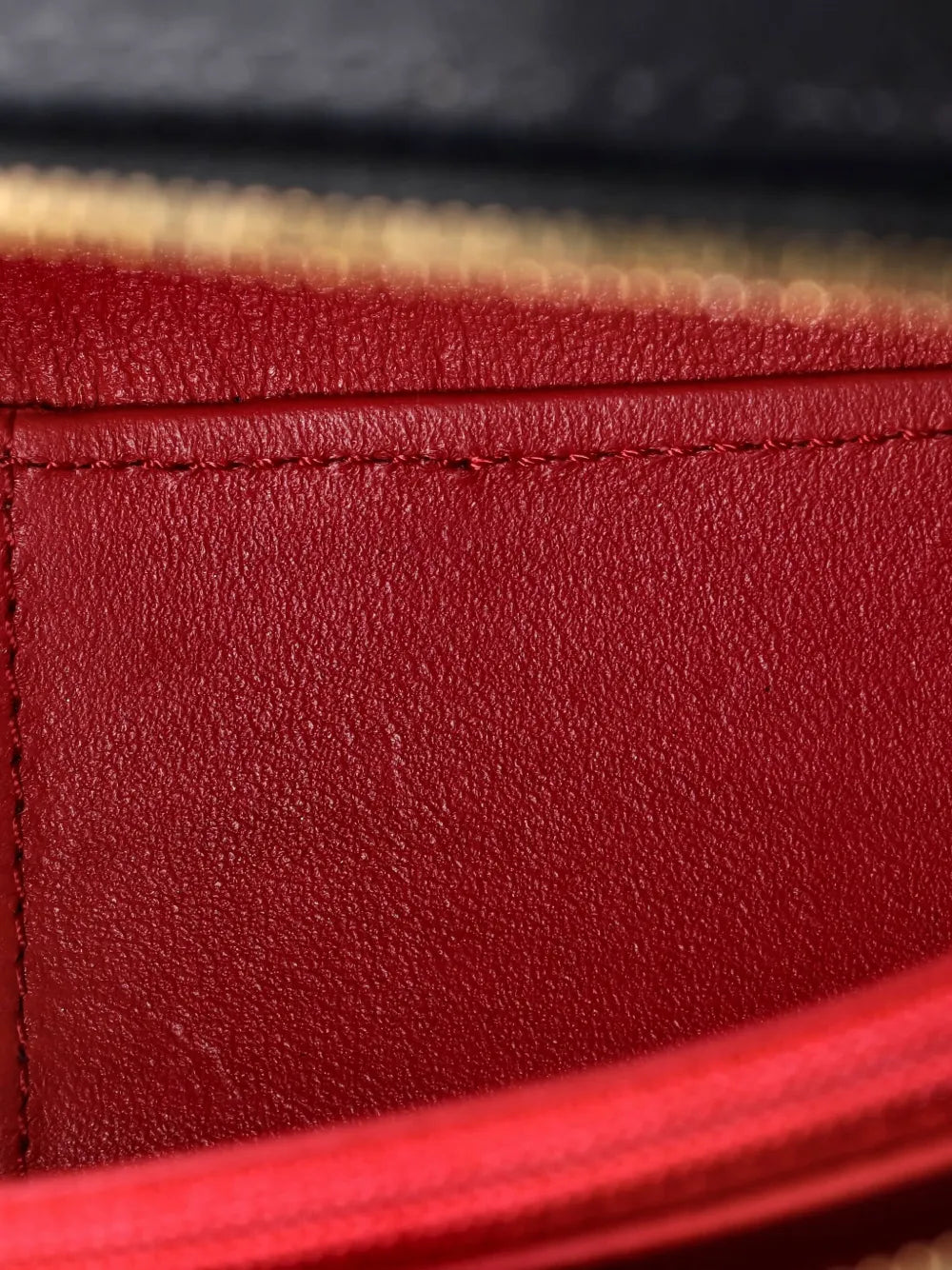 Pre-OwnedCHANEL Pre-OwnedCC Bubble Top Handle Vanity Case with Chain Quilted Lambskin Small satchel