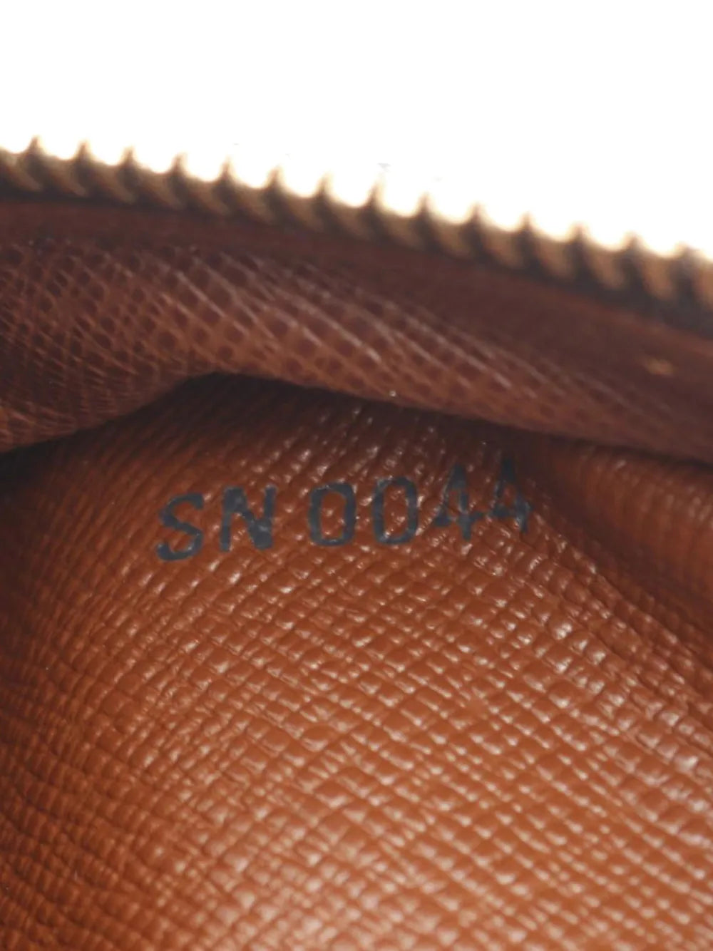 Pre-OwnedLouis Vuitton Pre-Owned2004 Monogram Blois crossbody bag
