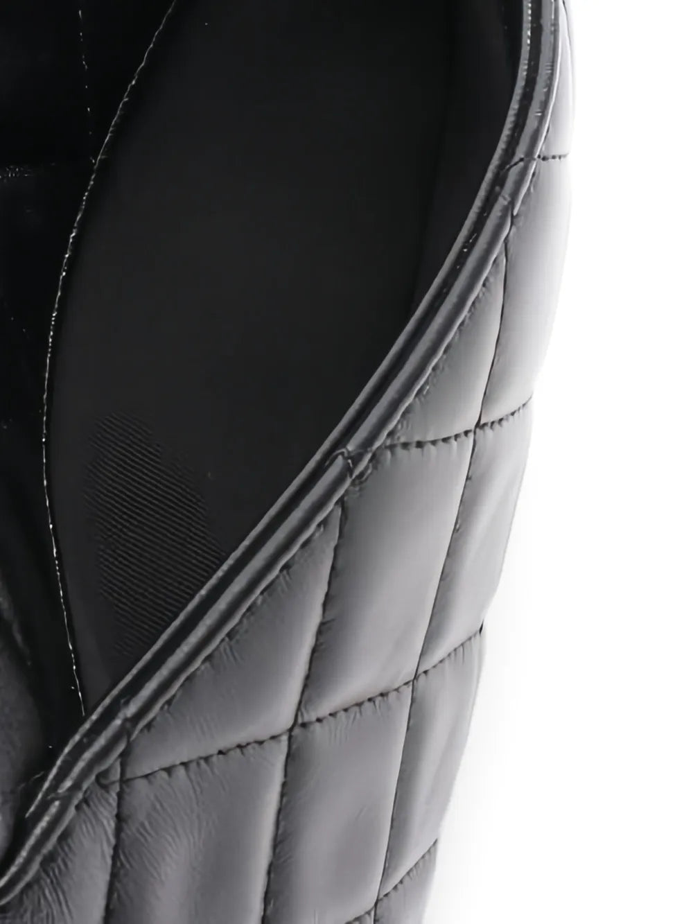 Pre-OwnedCHANEL Pre-Owned2021 quilted chain cross-body bag