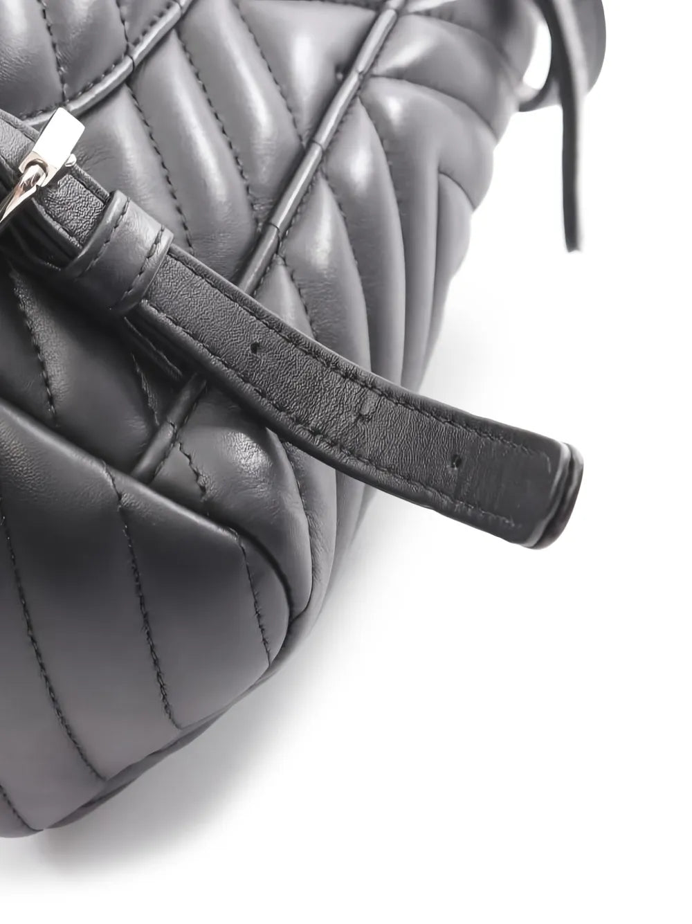 Pre-OwnedCHANEL Pre-Owned2016-2017 v-stitch backpack