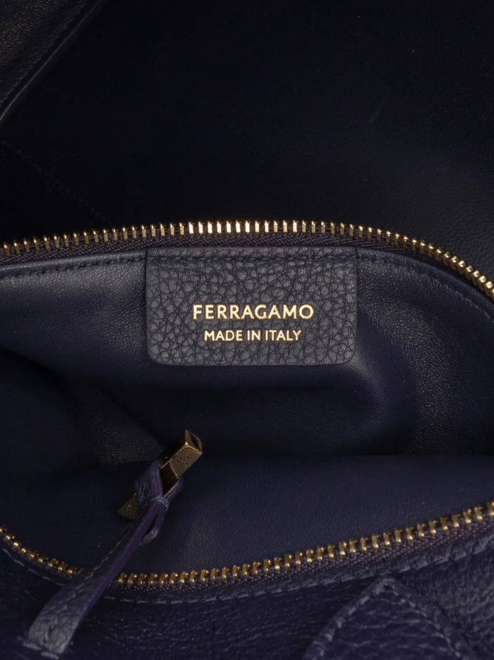 Pre-OwnedFerragamo Pre-Owned2010-2025 Small Leather Hug satchel