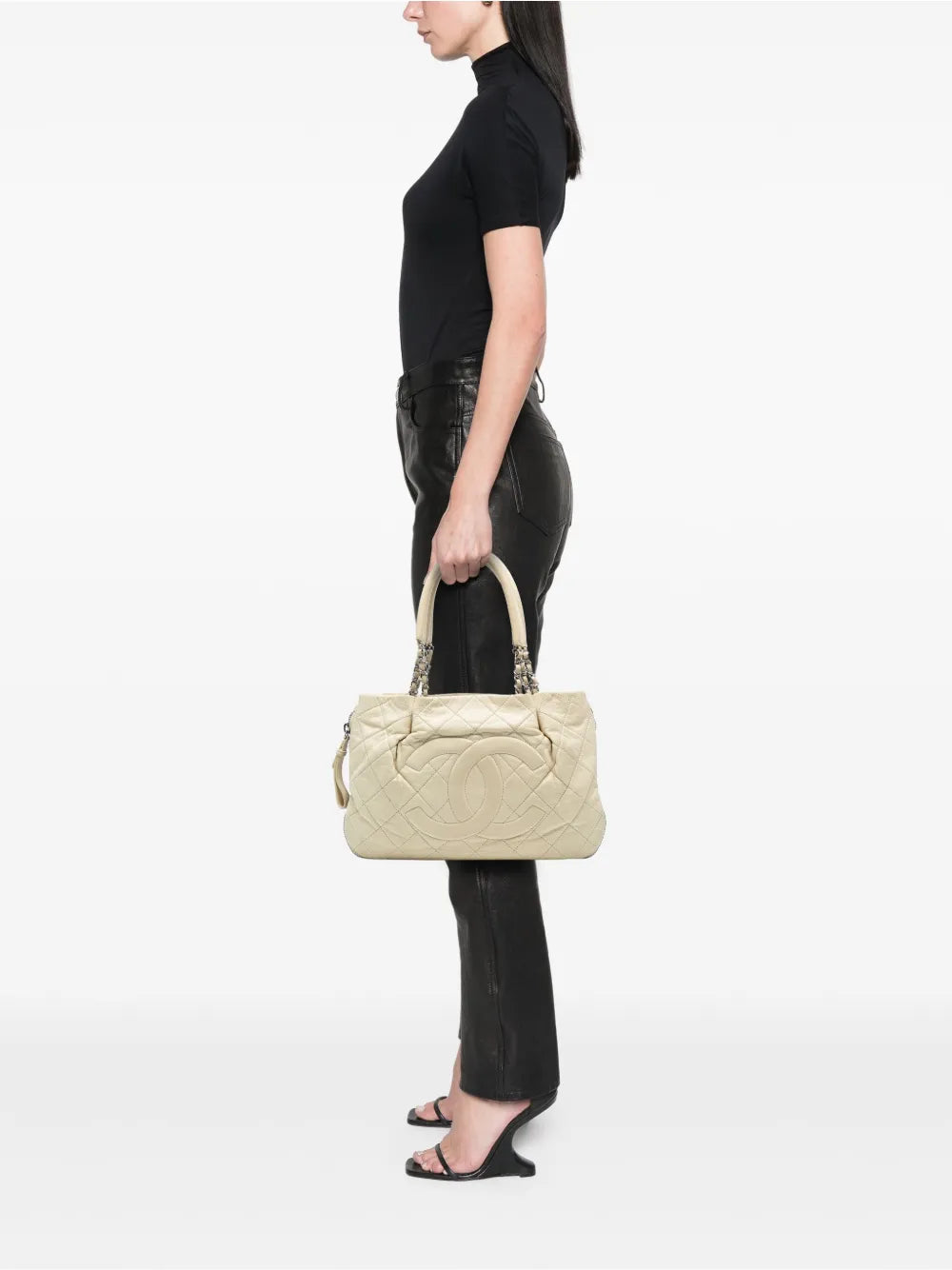 Pre-OwnedCHANEL Pre-Owned2010-2011 CC Quilted Caviar Expandable tote bag