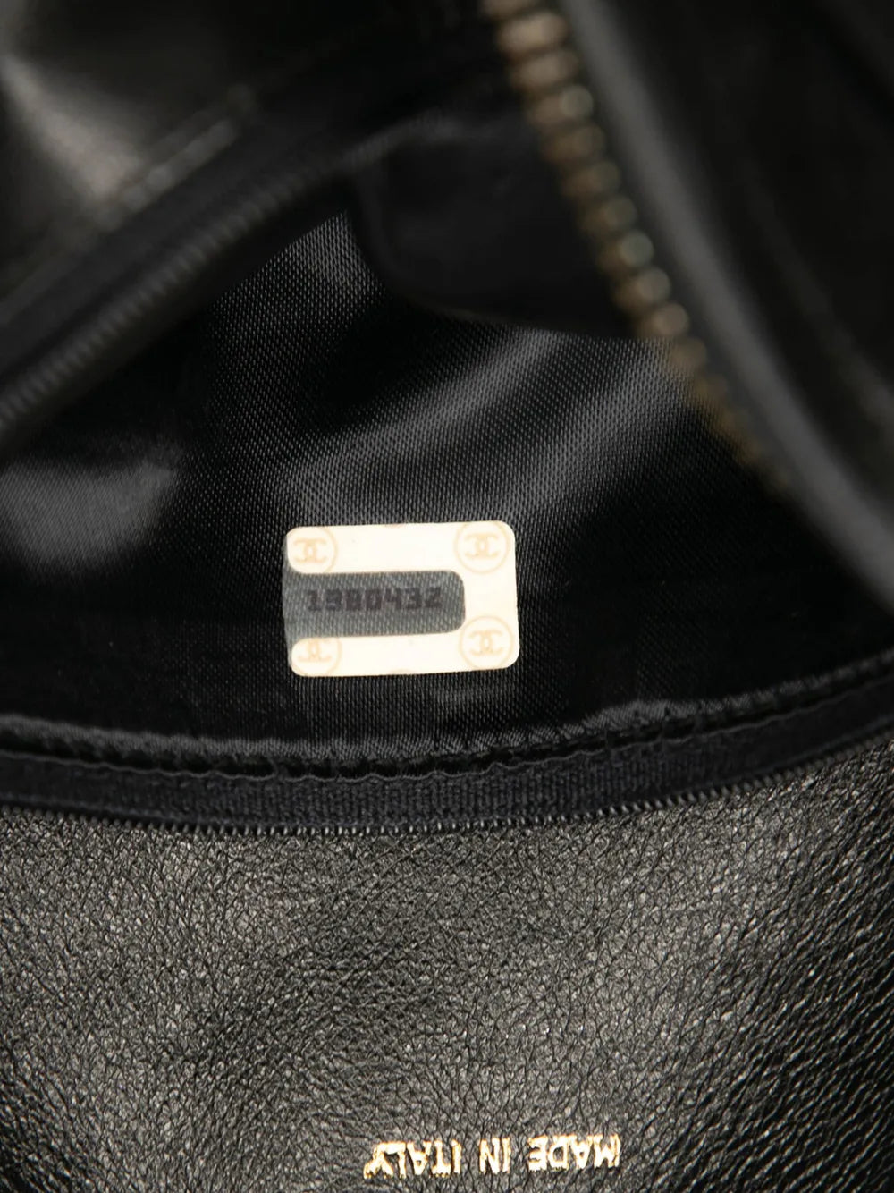 Pre-OwnedCHANEL Pre-Owned1989-1991 CC Chevron Quilted Lambskin Tassel Camera Case crossbody bag