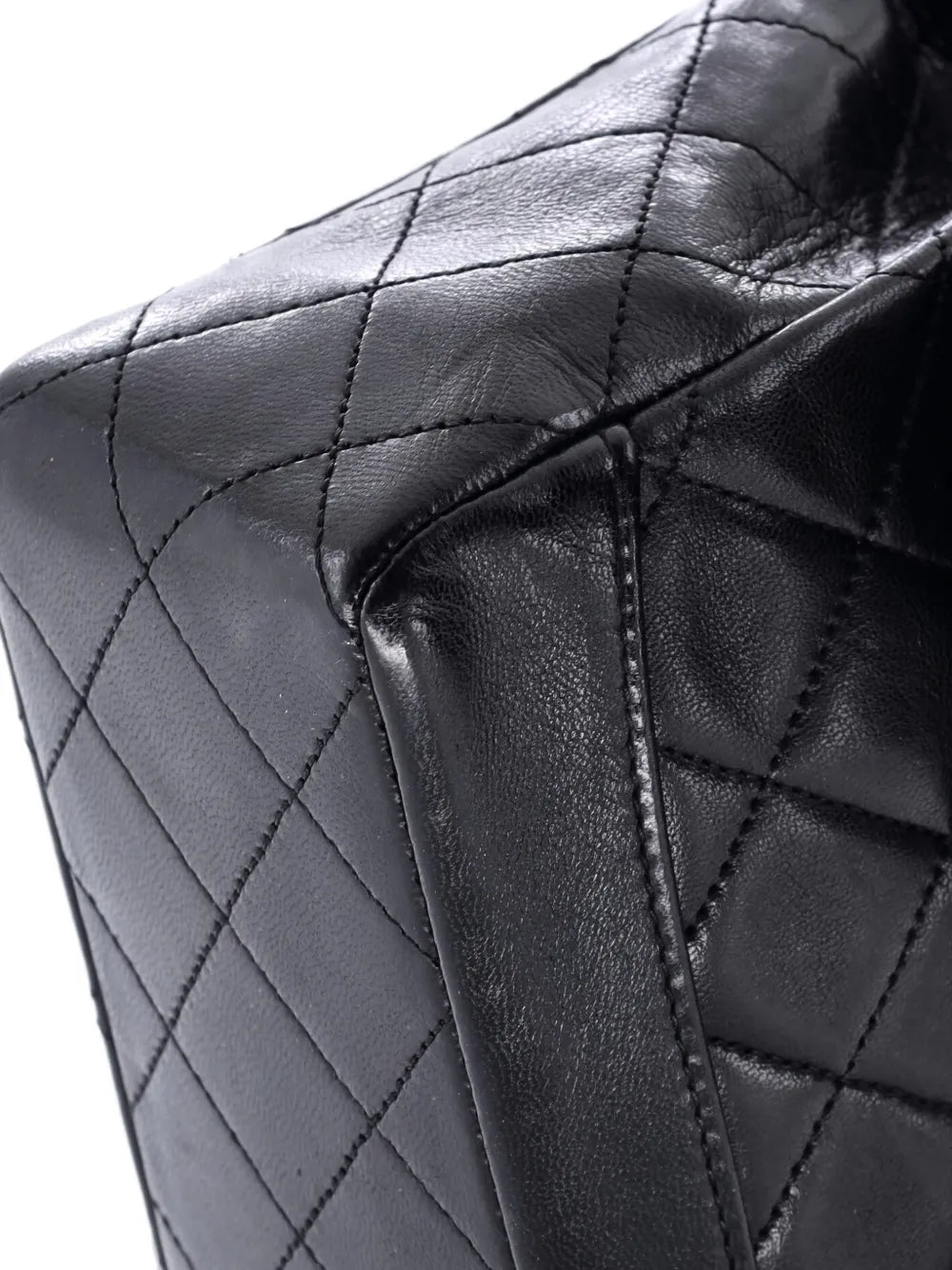 Pre-OwnedCHANEL Pre-OwnedCC Chain Flap Bag Quilted Lambskin Small crossbody bag